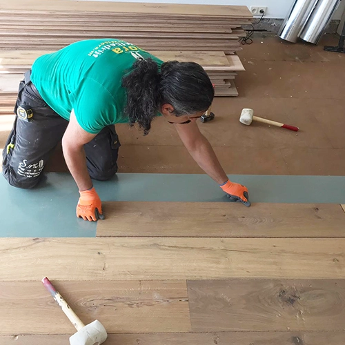 Hoe leg je een houten vloer zwevend?