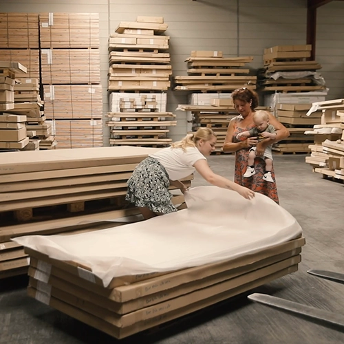 Uitzoeken houten tafel magazijn