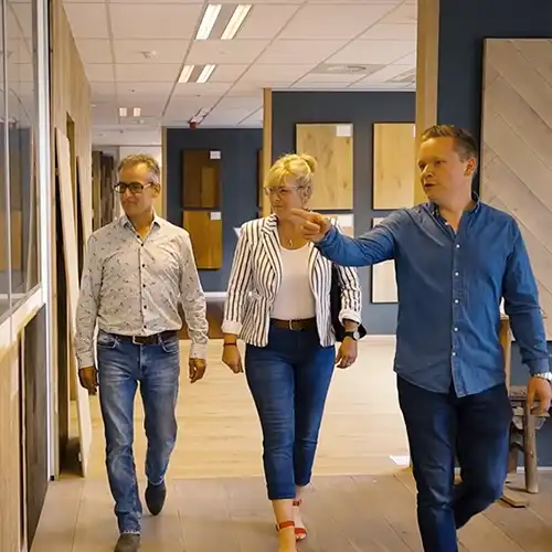 Uitzoeken-houten-vloer-showroom-S Bezoek onze showroom