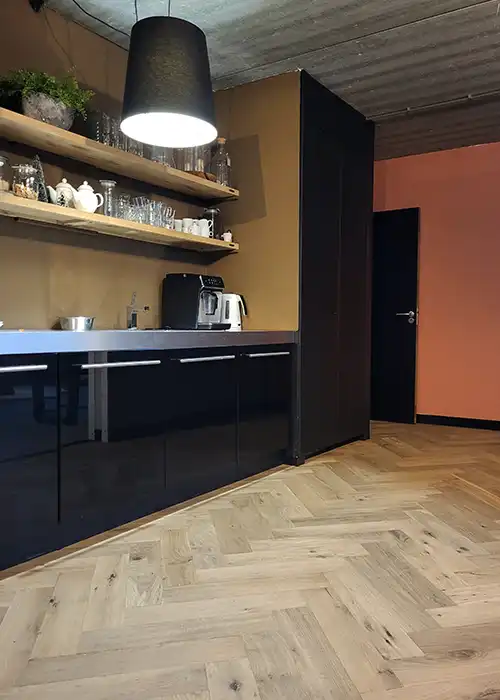 verouderde houten vloer gerookt en gelakt